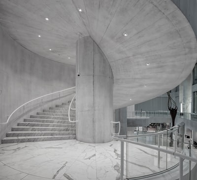人们走在白色的水泥建筑上